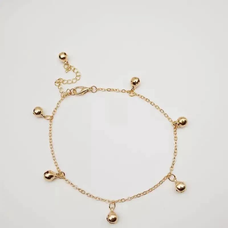 Elegant design anklet in golden.